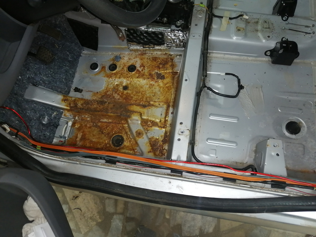 Ржавчина под ковролином