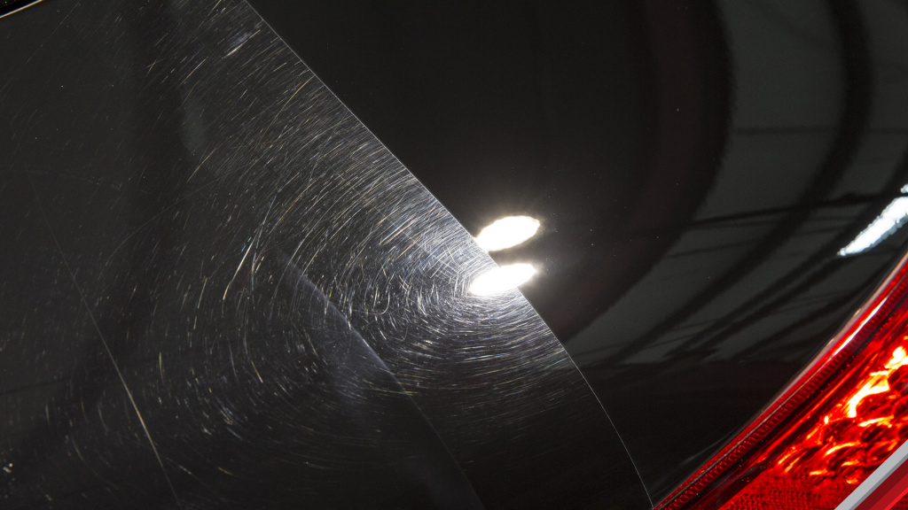 Сетка микротрещин ЛКП на арках и нижней части дверей («паутинка»)